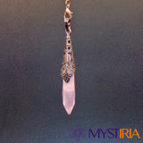 Pendule Bâton Quartz Rose, allié en lithothérapie pour stabiliser les émotions, renforcer l’intuition et accompagner les séances de divination.