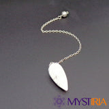 Pendule divinatoire en Howlite blanche avec chaîne argentée – vue diagonale