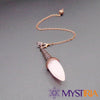 Vue latérale pendule divinatoire quartz rose - chaîne laiton