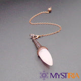 Vue latérale pendule divinatoire quartz rose - chaîne laiton