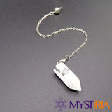 Vue latérale du pendule howlite en forme hexagonale avec chaîne argentée