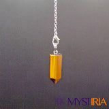 Pendule de radiesthésie Œil de Tigre suspendu verticalement - Mystiria