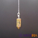 Pendule de radiesthésie Unakite suspendu verticalement Mystiria