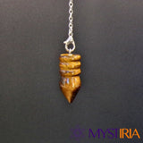 Pendule Osiris Œil de Tigre, allié spirituel pour purifier l’environnement, repousser les mauvaises intentions et harmoniser les énergies.