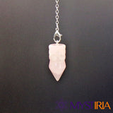 Pendule Osiris Quartz Rose, allié spirituel pour amplifier l’intuition, favoriser la sérénité et stabiliser les fréquences vibratoires.