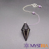 Vue détaillée du pendule obsidienne avec chaîne ésotérique