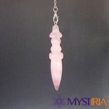 Pendule Thot Quartz Rose, allié spirituel pour favoriser l’acceptation de soi, attirer l’amour et purifier les énergies du cœur.