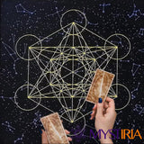 Tapis de Tarot Métatron, cube énergétique pour stabiliser les cartes et favoriser un équilibre parfait lors des pratiques de cartomancie. 