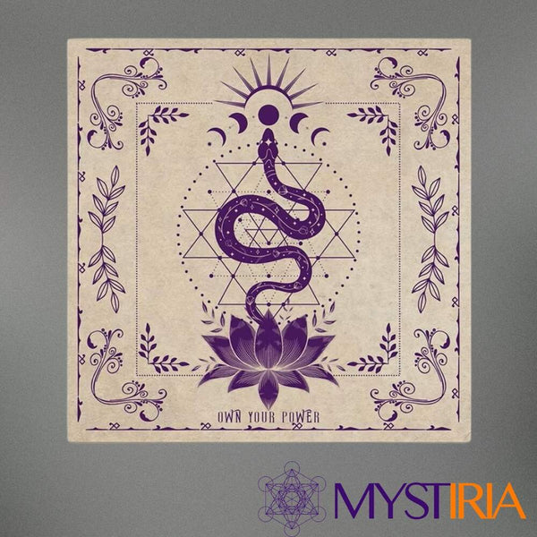 Tapis de Tarot Own Your Power, support divinatoire pour amplifier les vibrations et créer un espace sacré grâce à la géométrie sacrée et la Fleur de Lotus.